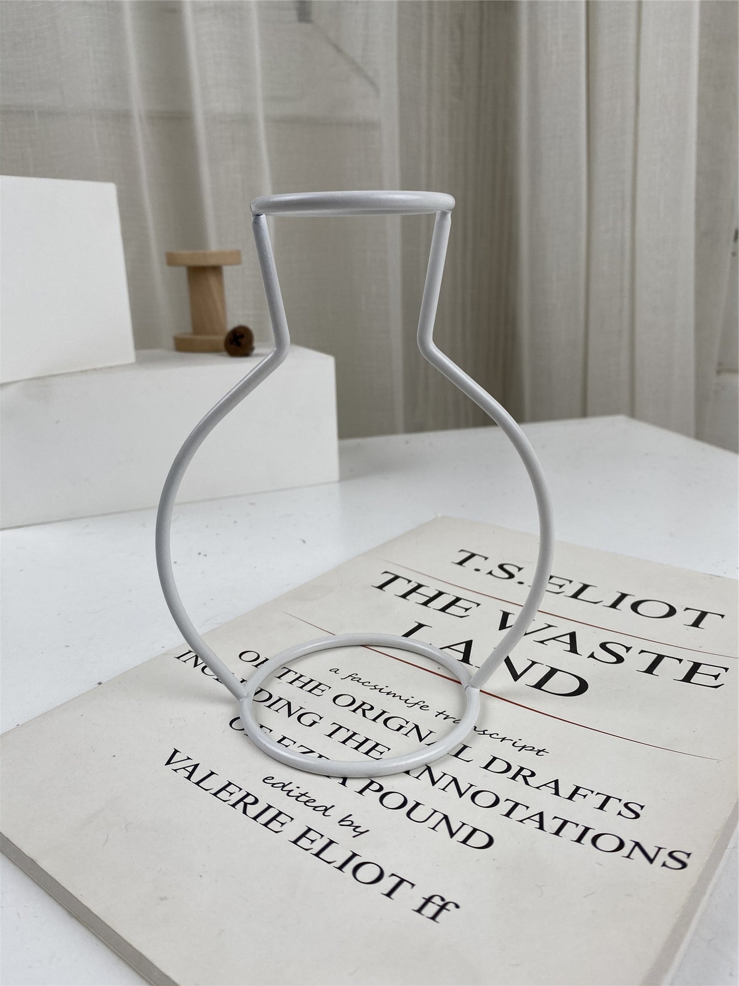 Retro Nordic Style Metal Vase-Shaped Plant Holder with Glass Vase